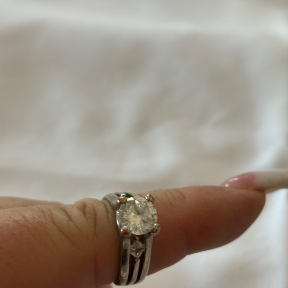Beautiful Solitaire Rhinestone Ring Silvertone Size 7 - Picture 3 of 3